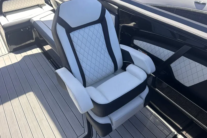 Slide: The Image of Luxury seating on 2025 Yamaha Boats 275SD, featuring elegant white and black upholstery. - 35