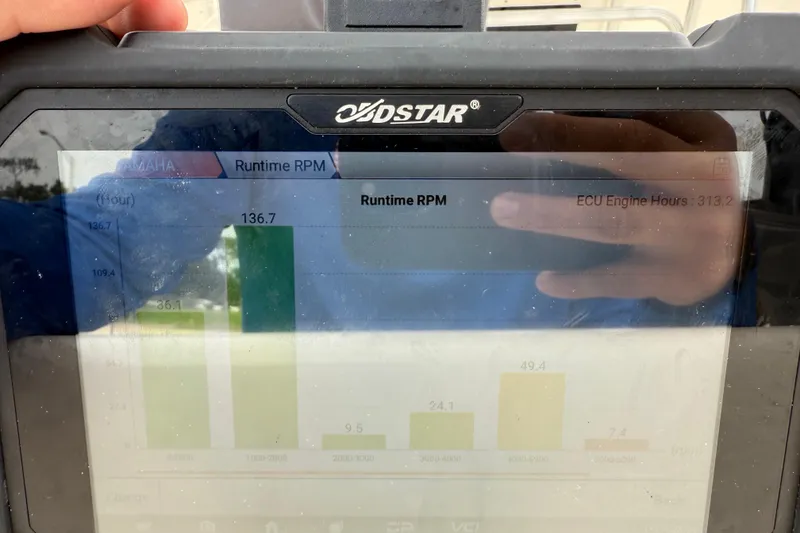 Slide: The Image of Display screen showing runtime RPM and ECU engine hours for ShearWater Z2200, 2006 model. - 43