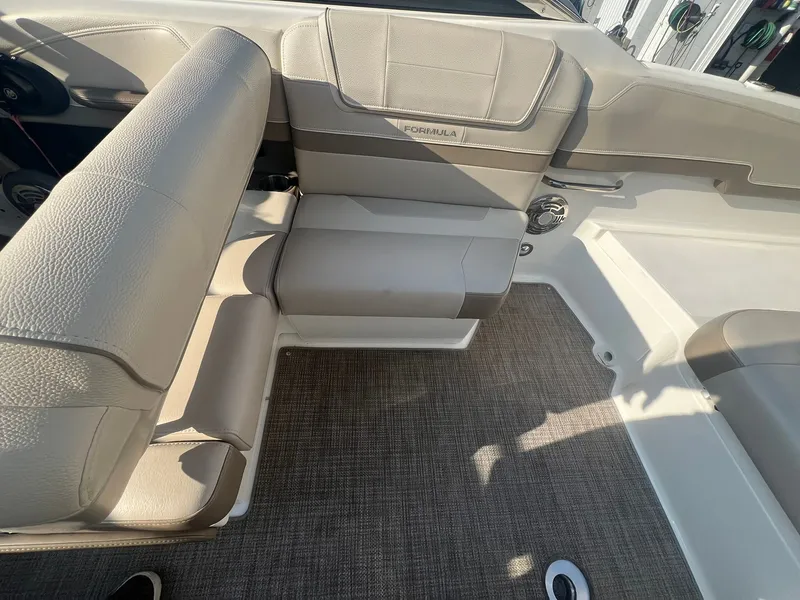 Slide: The Image of 2015 Formula 270 Bowrider 9 - 9
