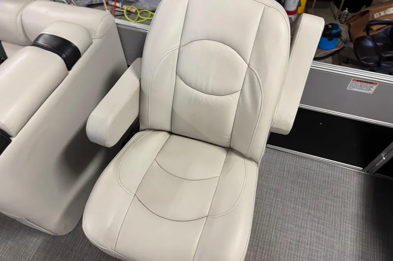 Slide: The Image of 2017 Starcraft EX 21 R boat seat, white leather, armrests, modern design. - 19