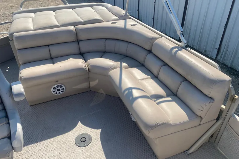Slide: The Image of 2008 Bentley Pontoons Prestige 223LC with beige cushioned seating and speaker. - 9