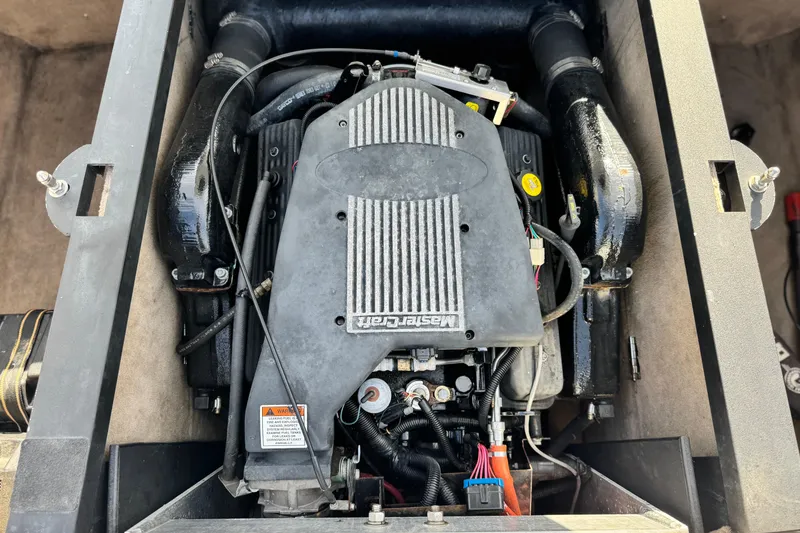 Slide: The Image of Engine of 2002 MasterCraft MariStar 230 VRS boat, detailed view. - 16