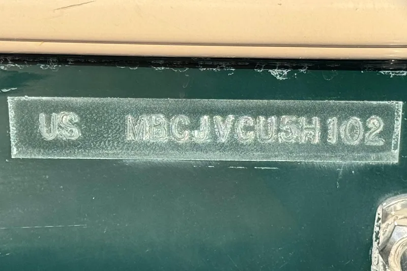 Slide: The Image of Hull identification number on 2002 MasterCraft MariStar 230 VRS boat. - 29