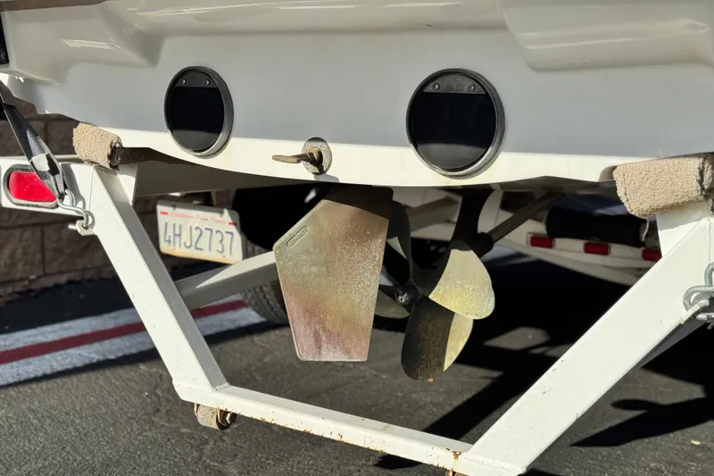 Slide: The Image of 2002 MasterCraft MariStar 230 VRS boat propeller and trailer detail. - 7