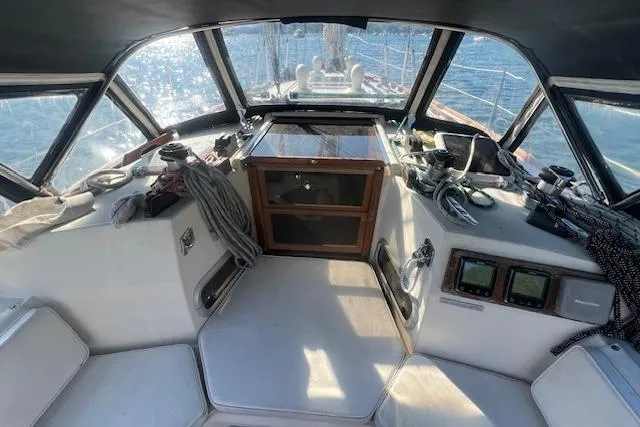 Slide: The Image of Cockpit of 1987 Sabre 42 K/CB sailboat with navigation instruments and ropes. - 14