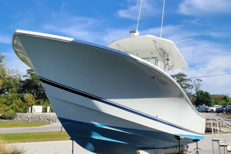 Slide: The Image of 2006 Regulator 29 Forward Seating boat displayed outdoors under blue sky. - 3