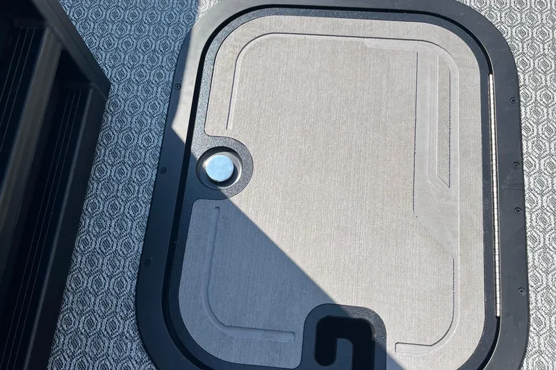 Slide: The Image of Evotti 725CS 2026 model hatch with textured surface and circular handle. - 2