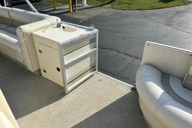 Slide: The Image of 2001 Crest Grand Caribbean boat interior with seating and a small sink. - 22