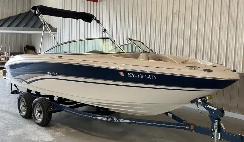 The Image of Sea Ray 220 Bow Rider 2003 - 1