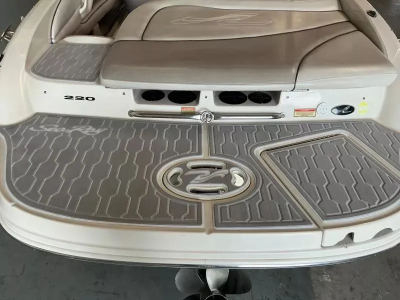 Slide: The Image of Sea Ray 220 Bow Rider 2003 - 10