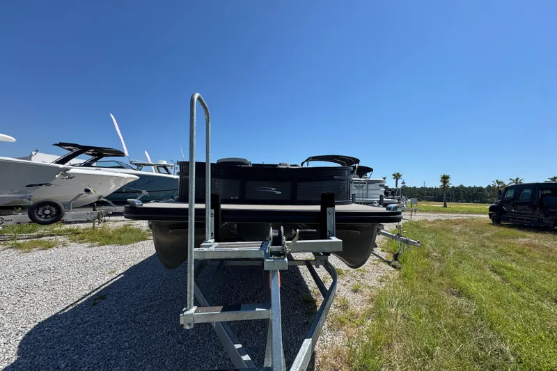 Slide: The Image of 2021 Bennington 25 RTSB pontoon boat on trailer under clear blue sky. - 5