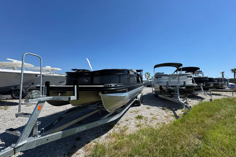 Slide: The Image of 2021 Bennington 25 RTSB pontoon boat on trailer under clear blue sky. - 6