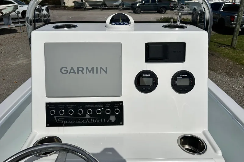Slide: The Image of 2025 Dragonfly Boatworks Spanish Wells 21 console with Garmin display and Yamaha gauges. - 17