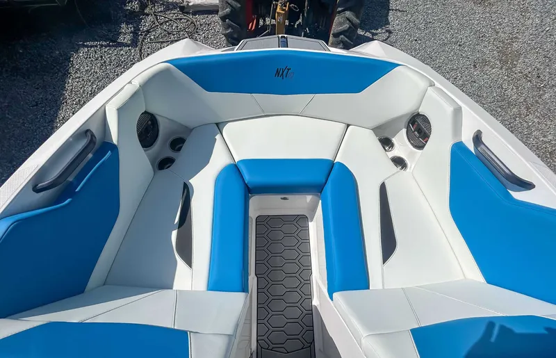 Slide: The Image of MasterCraft NXT20 2024 - 10