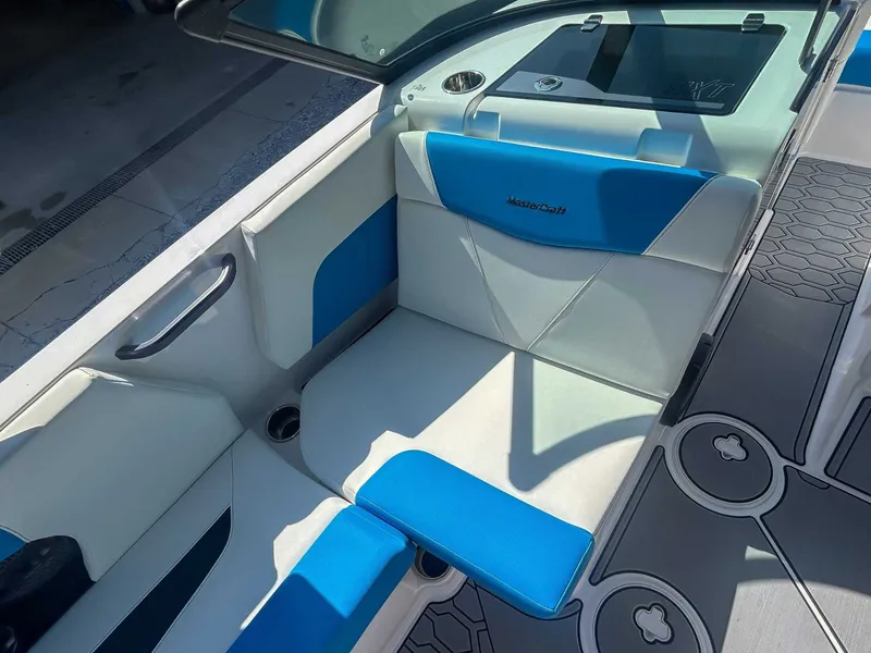 Slide: The Image of MasterCraft NXT20 2024 - 12