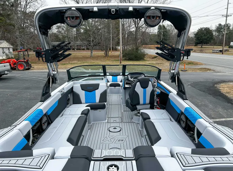 Slide: The Image of MasterCraft XT25 2024 - 10