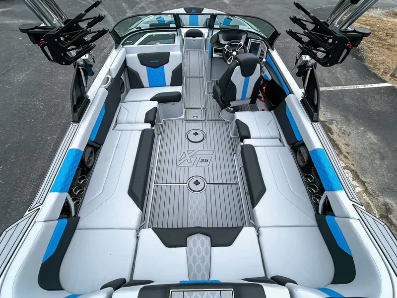 Slide: The Image of MasterCraft XT25 2024 - 11