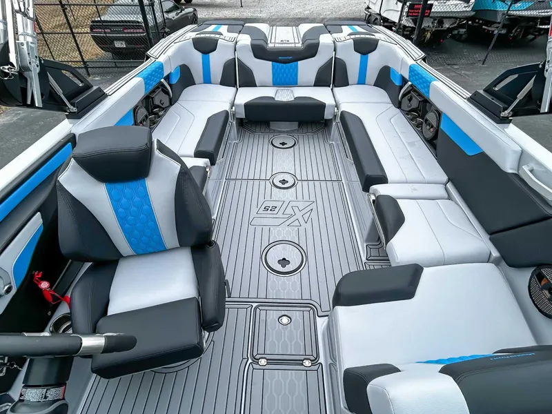 Slide: The Image of MasterCraft XT25 2024 - 13