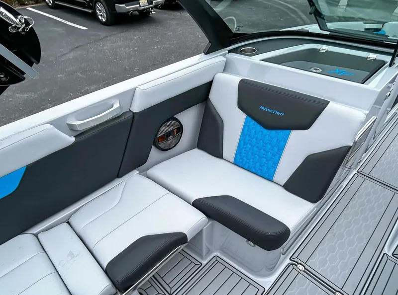 Slide: The Image of MasterCraft XT25 2024 - 14