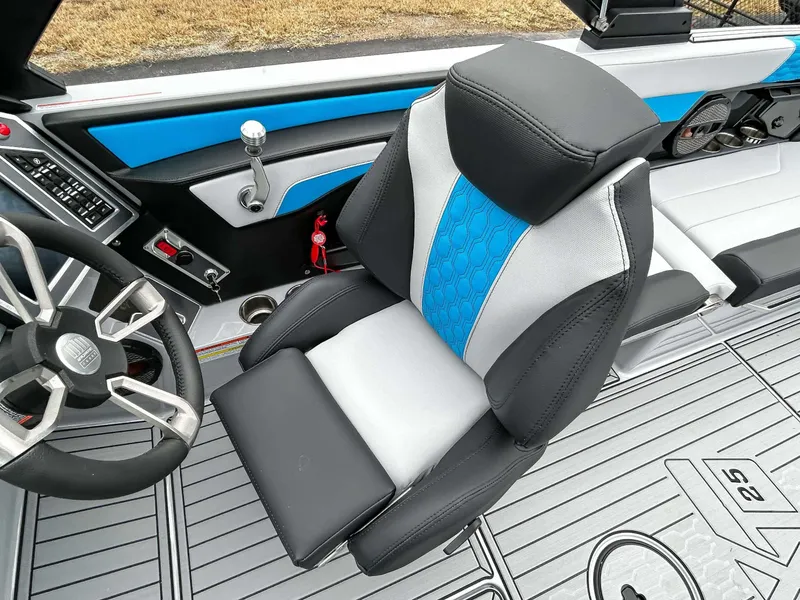 Slide: The Image of MasterCraft XT25 2024 - 15