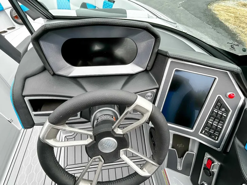 Slide: The Image of MasterCraft XT25 2024 - 16