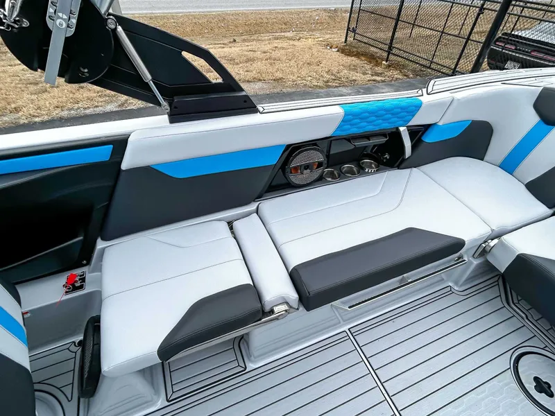 Slide: The Image of MasterCraft XT25 2024 - 17