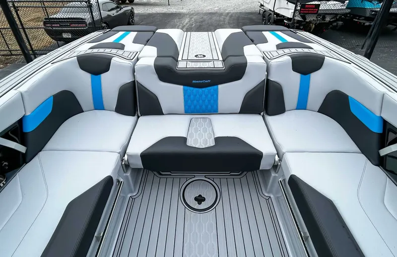 Slide: The Image of MasterCraft XT25 2024 - 18