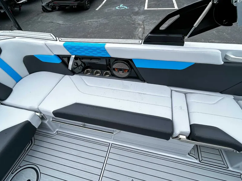 Slide: The Image of MasterCraft XT25 2024 - 19