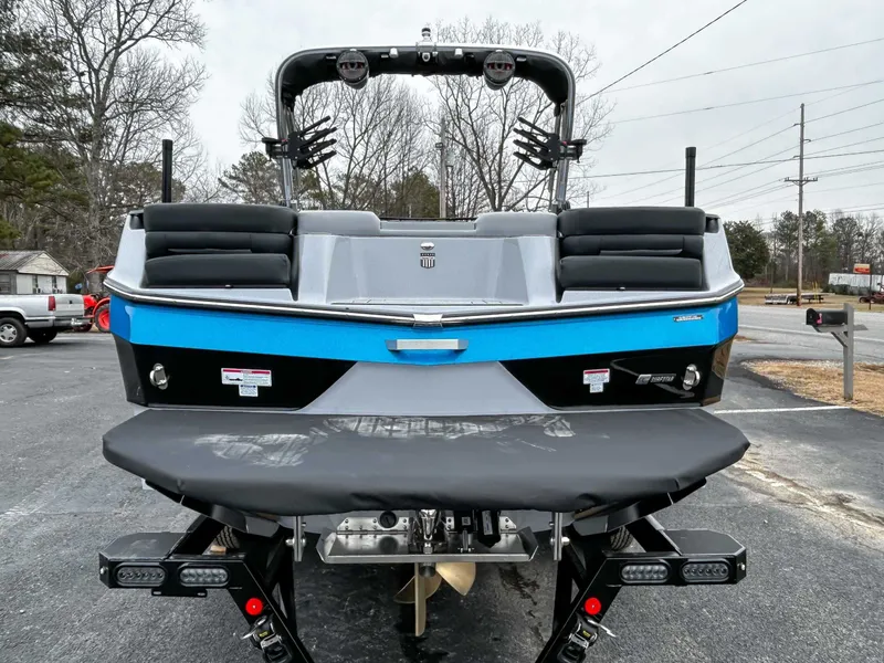 Slide: The Image of MasterCraft XT25 2024 - 9