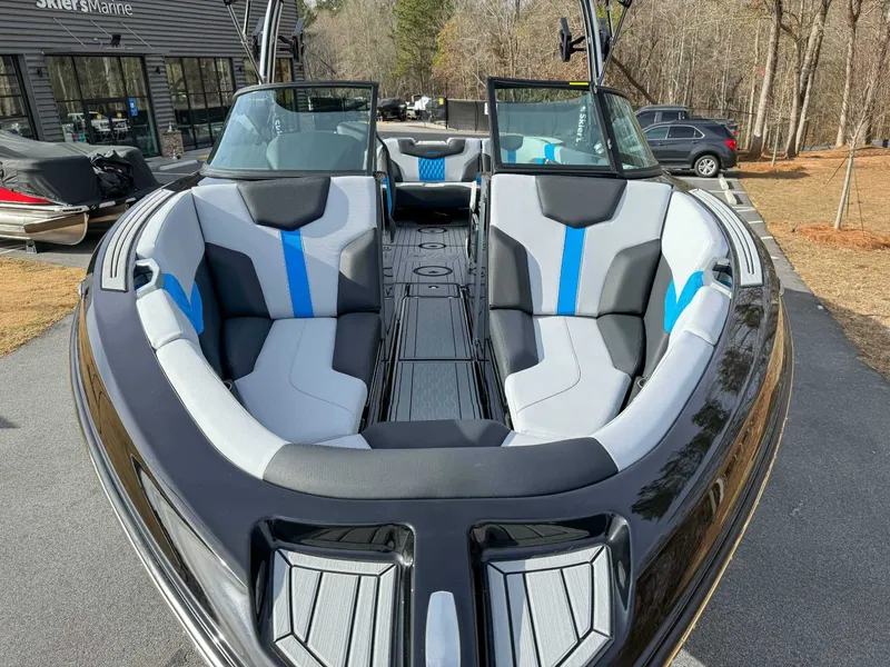 Slide: The Image of MasterCraft XT25 2024 - 13