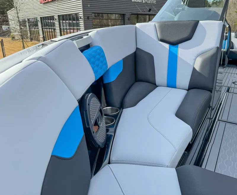 Slide: The Image of MasterCraft XT25 2024 - 14