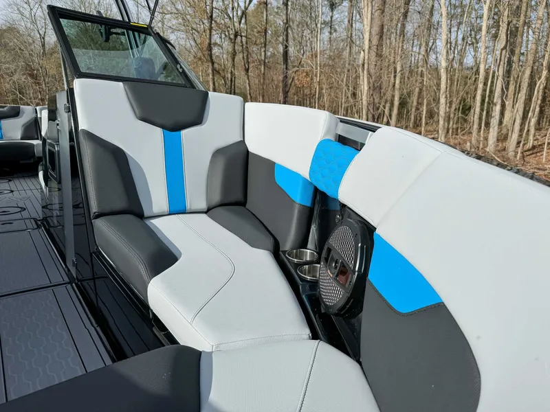 Slide: The Image of MasterCraft XT25 2024 - 15