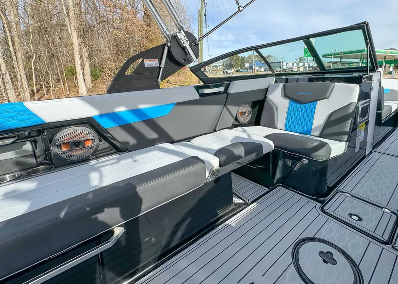 Slide: The Image of MasterCraft XT25 2024 - 17