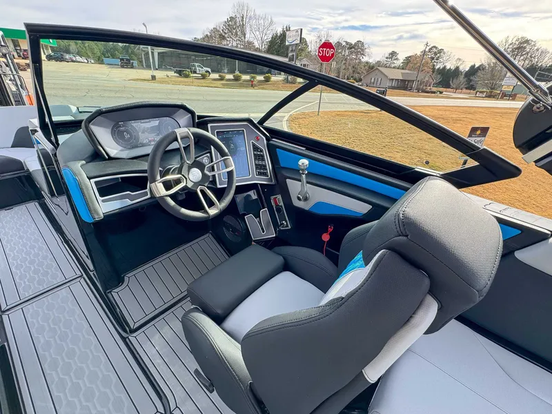 Slide: The Image of MasterCraft XT25 2024 - 18