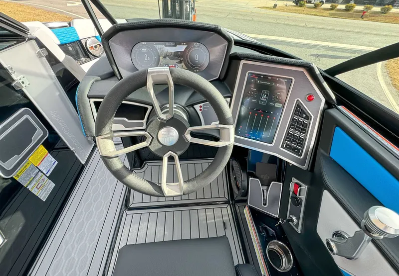 Slide: The Image of MasterCraft XT25 2024 - 19