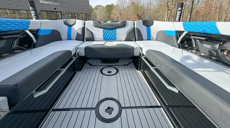 Slide: The Image of MasterCraft XT25 2024 - 21