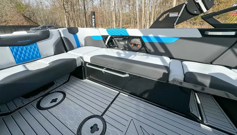 Slide: The Image of MasterCraft XT25 2024 - 22