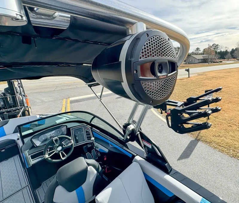 Slide: The Image of MasterCraft XT25 2024 - 23