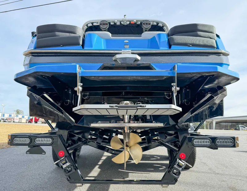 Slide: The Image of MasterCraft XT25 2024 - 8