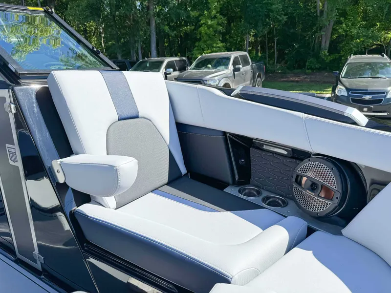 Slide: The Image of MasterCraft X22 2024 - 14