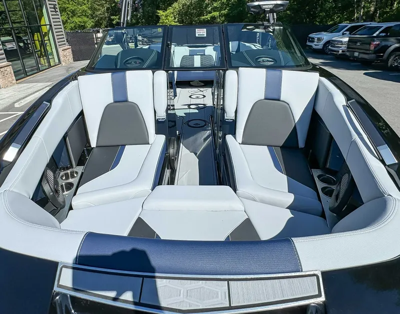 Slide: The Image of MasterCraft X22 2024 - 15