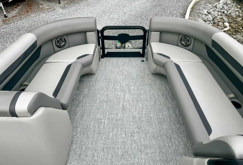 Slide: The Image of Premier 220 SUNSCAPE RL 2025 - 10