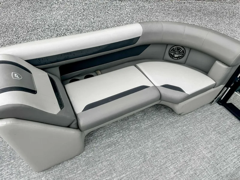 Slide: The Image of Premier 220 SUNSCAPE RL 2025 - 11