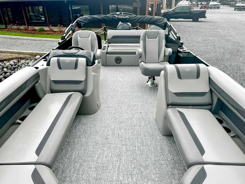 Slide: The Image of Premier 220 SUNSCAPE RL 2025 - 13