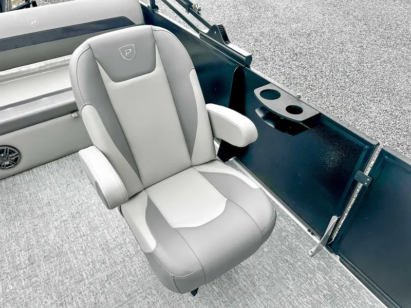 Slide: The Image of Premier 220 SUNSCAPE RL 2025 - 15