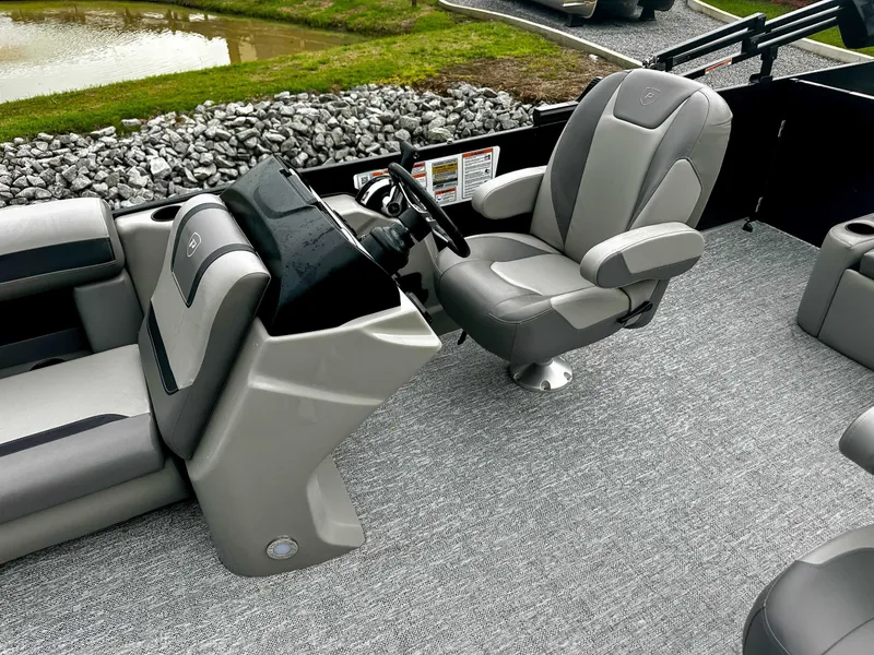 Slide: The Image of Premier 220 SUNSCAPE RL 2025 - 16