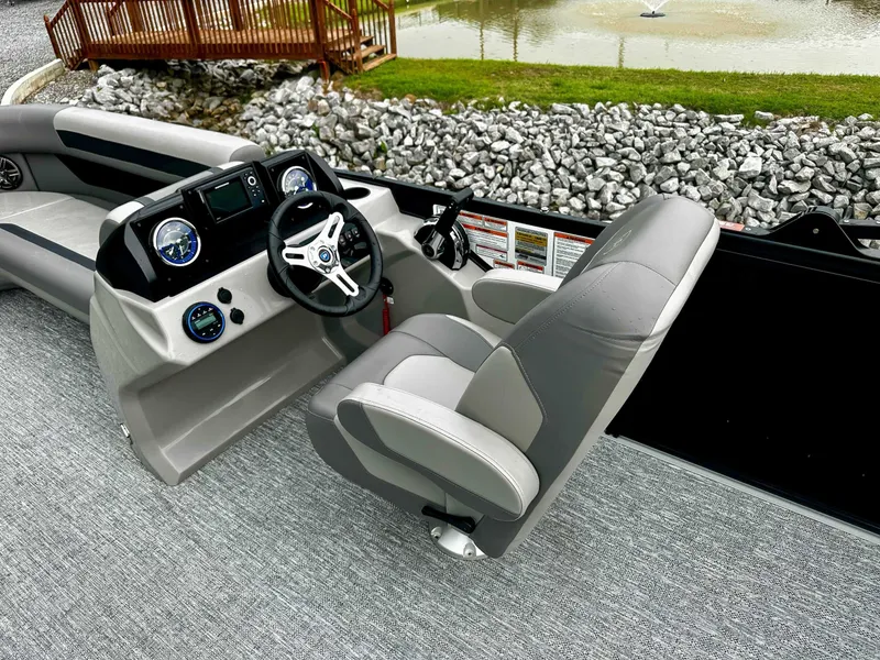 Slide: The Image of Premier 220 SUNSCAPE RL 2025 - 17