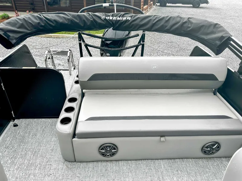 Slide: The Image of Premier 220 SUNSCAPE RL 2025 - 19