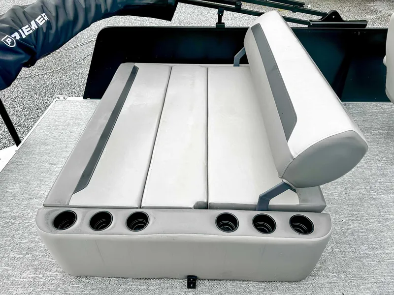 Slide: The Image of Premier 220 SUNSCAPE RL 2025 - 21