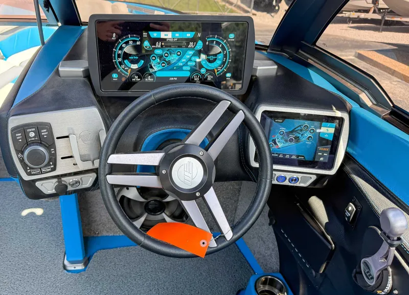 Slide: The Image of Malibu Wakesetter 25 LSV 2017 - 12